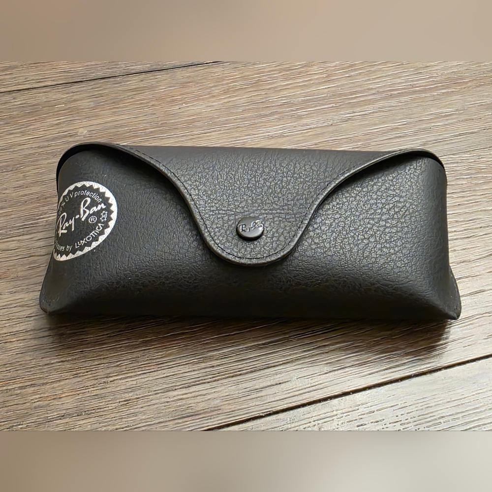 Ray-Ban Black Snap Closure Silver Seal Case with Cleaning Cloth - Picture 3 of 10